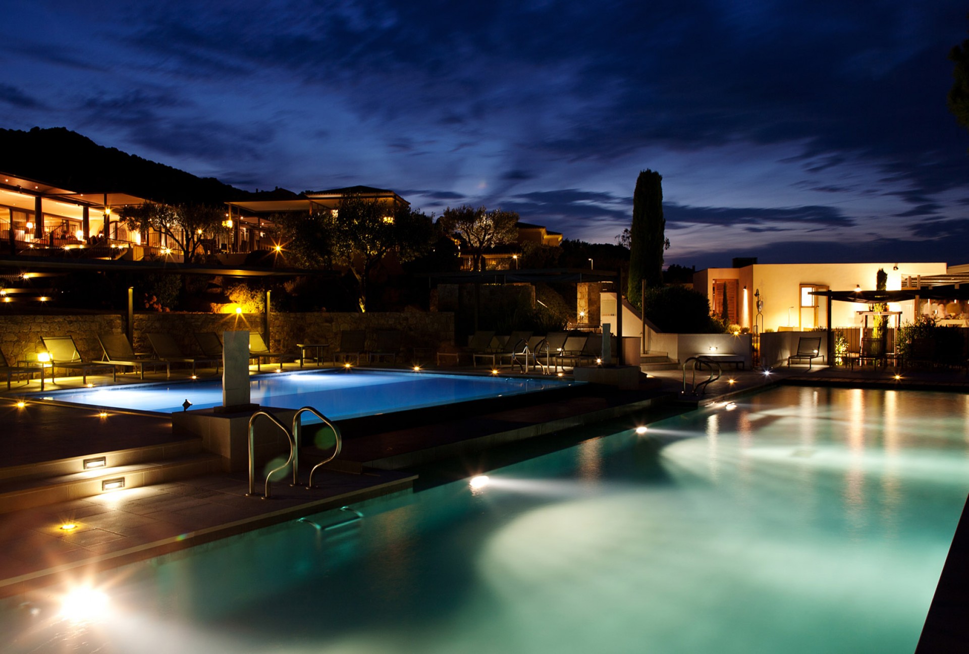 calvi0030-vue-nuit-piscine-exterieure-et-hotel-078bce90b2