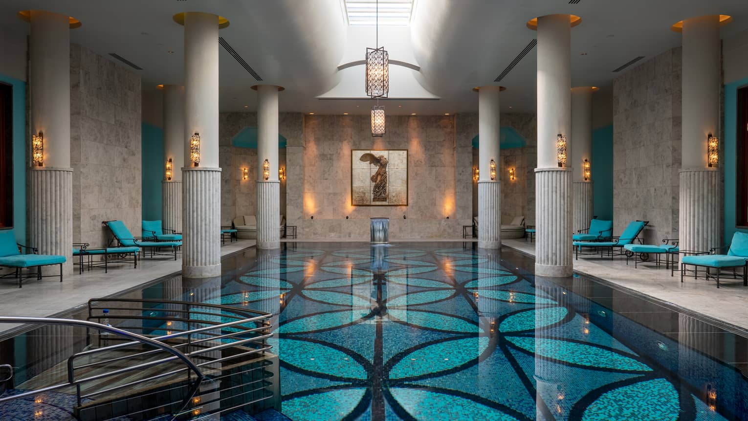 Piscine intérieure du spa Piscine intérieure du spa du Four Seasons Hotel Istanbul at the Bosphorus, espace bien-être de luxe à Istanbul