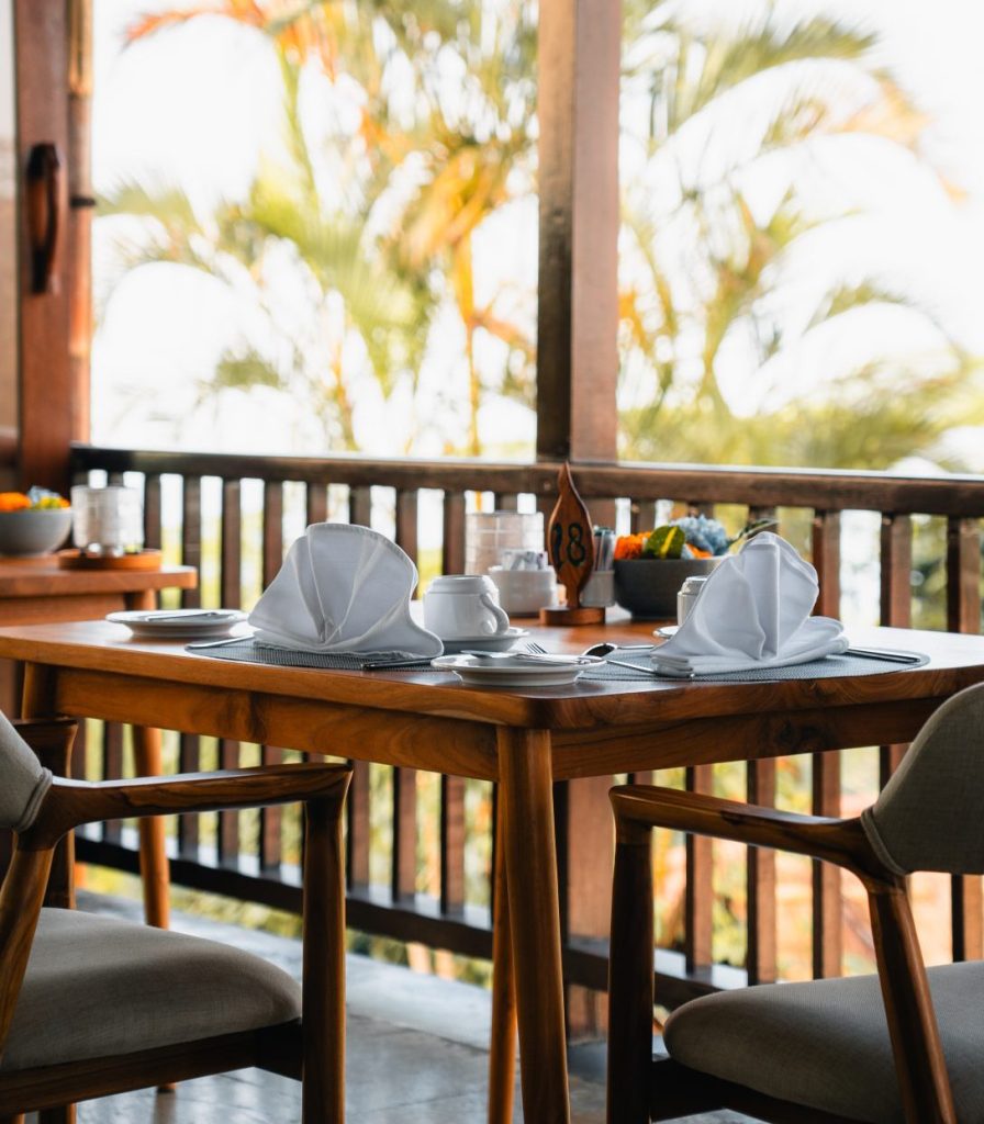 Table dressée au restaurant du Munduk Moding Plantation Resort avec vue sur les montagnes de Bali