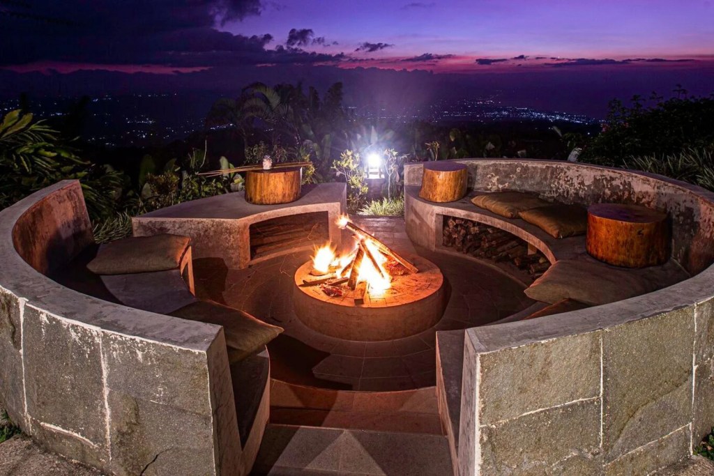 Foyer extérieur avec feu au Munduk Moding Plantation Resort dans les montagnes de Bali