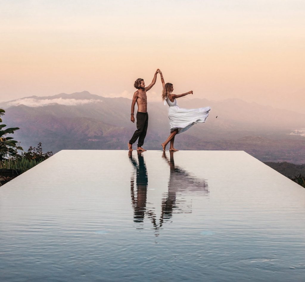 Infinity pool au cœur des montagnes de Bali dans un resort de luxe à Munduk